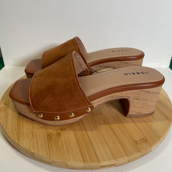 Torrid Women 9.5 WW Cognac Brown Wood Block Heel Mule Slip On Gold Rivet Boho - Picture 3 of 9
